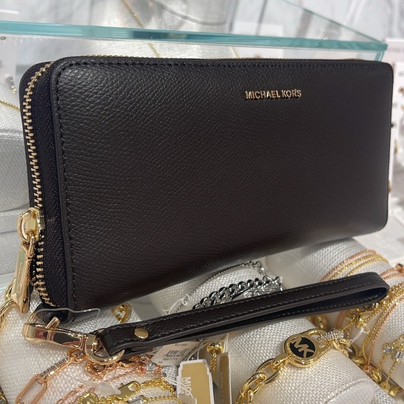 Michael Kors JST Lg Leather Continental Wallet Wristlet Phone Holder
Chocolate - Picture 13 of 16